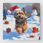 Tibetaanse Terriër loopt in de sneeuw met kerst Pe Vierkante Klok (Voorkant)