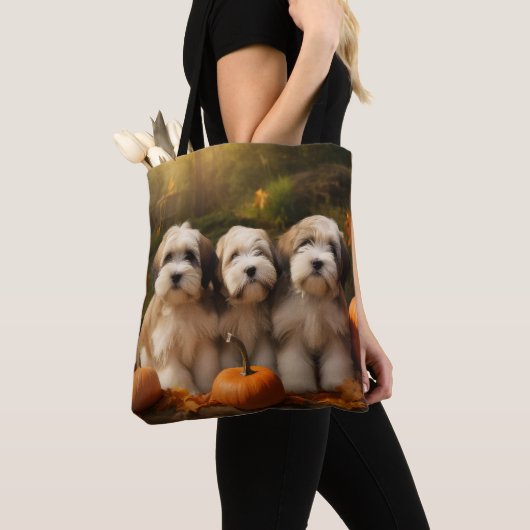Tibetaanse Terriër Puppy Herfst Delight Pompoen Tote Bag (Dichtbij)