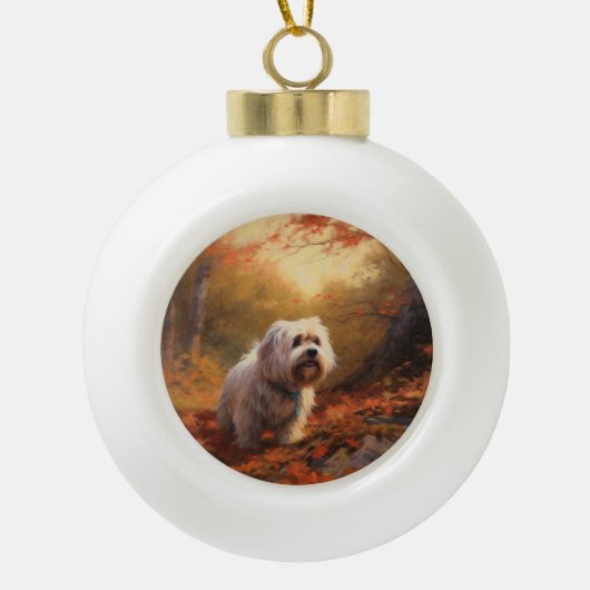Tibetan Terrier in herfstbladeren val inspireert Keramische Bal Ornament (Voorkant)
