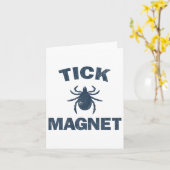 Tick Magnet Funny Camping and Hiking Bug Shirt Kaart (Gele Bloem)
