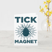 Tick Magnet Shirt Funny Camping and Hiking Bug Shi Kaart (Gele Bloem)