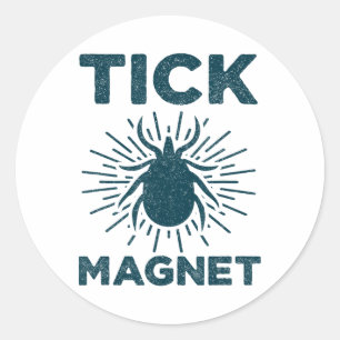 Tick Magnet Shirt Funny Camping En Wandelende Bug Ronde Sticker
