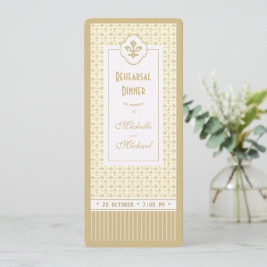 Ticket Style Gold Fleur de Lis Rehearsal Dinner Kaart (Staand voorkant)