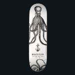 Tide's Tentacles | Octopus Thema Persoonlijk Skateboard<br><div class="desc">Een uniek zwart-wit diepe zee octopus thema op maat van de persoon die van het strand houdt. Het beschikt over jouw naam in het midden met een  stijlanker eronder. Omringend zijn octopus tentakels die de oceaan diep aanduiden.</div>