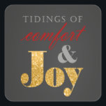 Tidings of Comfort en Joy Gold Sparkle Christmas Vierkante Sticker<br><div class="desc">Stuur comfort en vreugde naar uw dierbaren dit vakantieseizoen! Deze sticker belichaamt de sfeer en schoonheid van het vakantieseizoen,  met een moderne twist. De fonkelende gouden belettering is mooi en feestelijk,  terwijl het rode schrift en de grijze achtergrond klassiek en elegant zijn.</div>