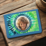 Tie Dye - 1 Foto - Aangepaste tekst - Groen Blauw Drievoud Portemonnee<br><div class="desc">Een enkele foto met een kleurrijke achtergrond en rand. Voeg een naam en jaar toe om een geweldige aandenken te maken.</div>