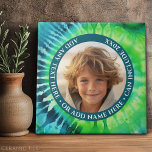 Tie Dye - 1 Foto - Aangepaste tekst - Groen Blauw Tegeltje<br><div class="desc">Een enkele foto met een kleurrijke achtergrond en rand. Voeg een naam en jaar toe om een geweldige aandenken te maken.</div>