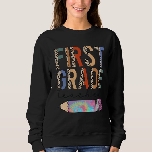 Tie Dye First Grade Teacher Leopard Pencil Back To Trui (Voorkant)