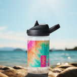 Tie Dye Pattern Hot Roze Sinaasappel Blauwgroen aa Waterfles<br><div class="desc">Een gedurfd, kleurrijk ontwerp met dankbare tinten van heet roze, sinaasappel en aqua blauw met een leuk kleurblok om jouw naam of een tekst toe te voegen. Het gekke stropdaskleurpatroon heeft een verscheidenheid aan kleuren. U kunt een naam, monogram of andere aangepaste tekst toevoegen. Als u de illustratie wilt verplaatsen,...</div>