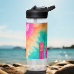 Tie Dye Pattern Hot Roze Sinaasappel Blauwgroen -  Waterfles<br><div class="desc">Een gedurfd, kleurrijk ontwerp met dankbare tinten van heet roze, sinaasappel en aqua blauw met een leuk kleurblok om jouw naam of een tekst toe te voegen. Het gekke stropdaskleurpatroon heeft een verscheidenheid aan kleuren. U kunt een naam, monogram of andere aangepaste tekst toevoegen. Als u de illustratie wilt verplaatsen,...</div>