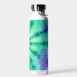 Tie Dye Pattern Seafoam Turquoise - aangepaste naa Waterfles<br><div class="desc">Een gedurfd, kleurrijk ontwerp met kleurrijke tinten pastelgroen en een paarse aqua met een leuk kleurblok om jouw naam of tekst toe te voegen. Het gekke stropdaskleurpatroon heeft een verscheidenheid aan kleuren. U kunt een naam, monogram of andere aangepaste tekst toevoegen. Als u de illustratie wilt verplaatsen, klikt u op...</div>