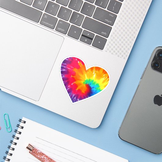 Tie Dye Rainbow Heart vinyl sticker (Laptop met iPhone)