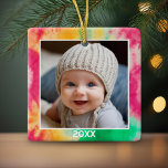 Tie Dye Rand met Foto en Jaar - Rood Groen Keramisch Ornament<br><div class="desc">Voeg één afbeelding toe aan dit schattige vakantiedecor - ideaal voor de kinder. Een leuke,  kleurrijke stropdas kleurstof accent rand maakt een onvergetelijk ornament voor uw boom. Een modern minimaal lettertype voor het jaar met een plek om 1 vierkante foto te uploaden.</div>