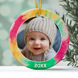 Tie Dye Rand met Foto en Jaar - Rood Groen Keramisch Ornament<br><div class="desc">Voeg één afbeelding toe aan dit schattige vakantiedecor - ideaal voor de kinder. Een leuke,  kleurrijke stropdas kleurstof accent rand maakt een onvergetelijk ornament voor uw boom. Een modern minimaal lettertype voor het jaar met een plek om 1 vierkante foto te uploaden.</div>