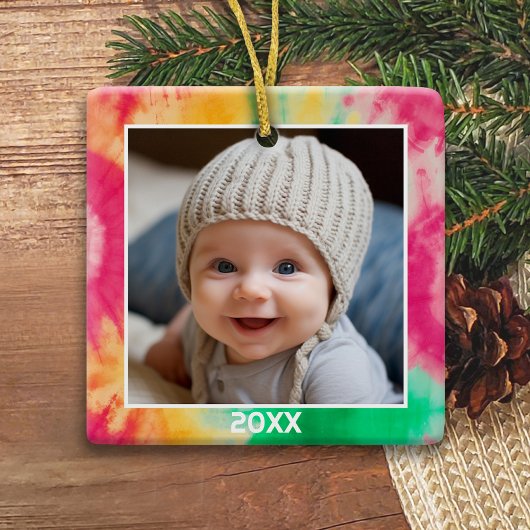 Tie Dye Rand met Foto en Jaar - Rood Groen Keramisch Ornament