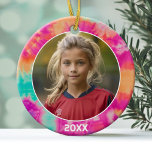 Tie Dye Rand met Foto en Jaar - roze blauwgroen Keramisch Ornament<br><div class="desc">Voeg één afbeelding toe aan dit schattige vakantiedecor - ideaal voor de kinder. Een leuke,  kleurrijke stropdas kleurstof accent rand maakt een onvergetelijk ornament voor uw boom. Een modern minimaal lettertype voor het jaar met een plek om 1 vierkante foto te uploaden.</div>