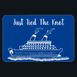 Tied The Knot Honeymoon Wedding Cruise Cabin Deure Magneet<br><div class="desc">Perfecte magneet voor pas gehuwde of gewoon gehuwde mensen die op een huwelijksreis op huwelijksreis reizen. De deur van de passagiersdeur van het cruiseschip om uw stateroom te helpen vinden. Achtergrondroze kleur kan worden gewijzigd om de trouwkleur(en) aan te passen. Fun bruiloft cadeau voor het pas gehuwde koppel dat "gewoon...</div>