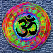 Tiedye Target met Om Symbol Ronde Button 7,6 Cm