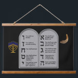 TIEN BEVELINGEN MET EEN HEBREW-NUMMERING HANGEND WANDKLEED<br><div class="desc">Wat een mooi gebruik maakte van een soort Hebreeuws Genummerde Tien Geboden Tapestry om op je muur te tonen. Op een zwarte achtergrond laat deze peice de blauwe en gouden Menorah zien, samen met de Shofar, die beide de Tien Geboden Tablets complimenteren, die je via de rechtse kant wordt gebracht!...</div>