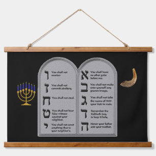 TIEN BEVELINGEN MET EEN HEBREW-NUMMERING HANGEND WANDKLEED
