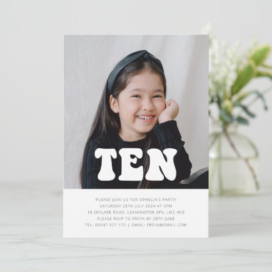 Tien - Groovy Foto Verjaardag Uitnodiging (Staand voorkant)