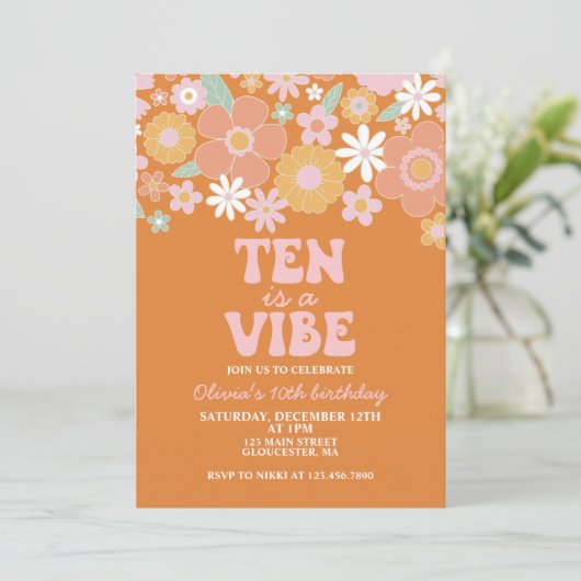 Tien is een vibe Groovy Retro Floral 10e verjaarda Kaart (Staand voorkant)