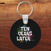 Tien jaar later grappige meme 10 jaar oude 10e geb sleutelhanger (Voorkant)