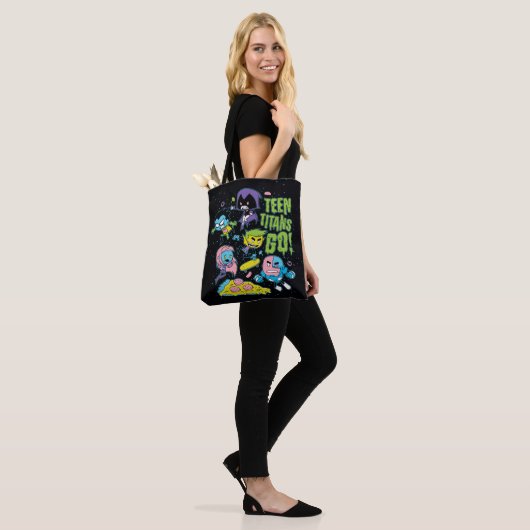 Tien Titans gaan! | Gnarly 90's Pizza Graphic Tote Bag (Op model)