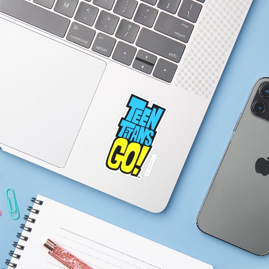 Tien Titans gaan! | LOGO Sticker (Laptop met iPhone)