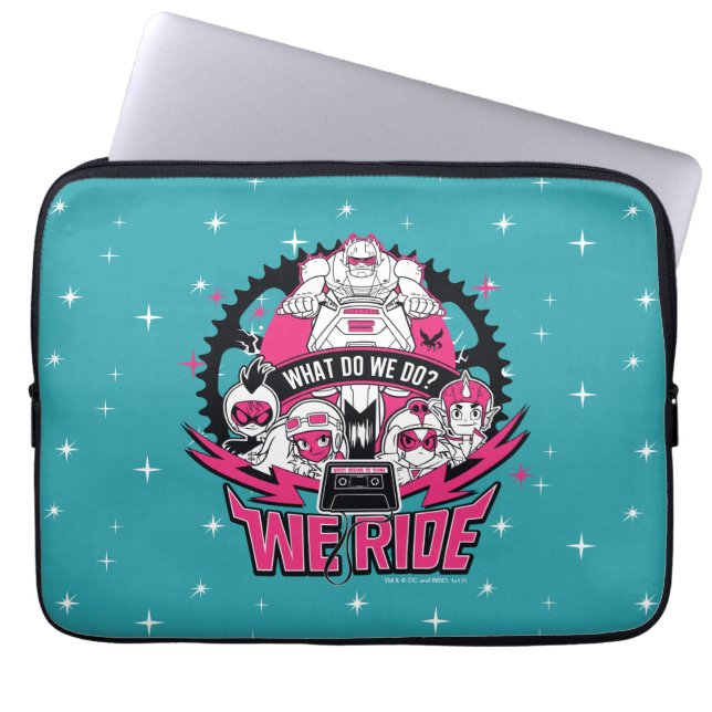 Tien Titans gaan! | "We Ride" Retro Moto Graphic Laptop Sleeve (Voorkant)