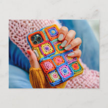 Tiener met een gehaakt telefoonhoesje gemaakt van 