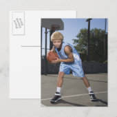 Tienerjongen op basketbalrechtbank 2 briefkaart (Voorkant / Achterkant)