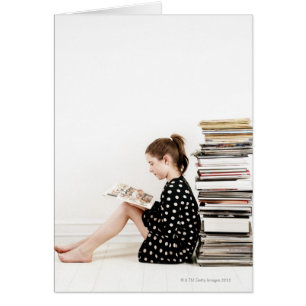 Tienermeisje leest stripverhaal voor stapel