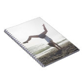 Tienermeisje speelt een turnspatje, mam notitieboek (Rechterzijde)