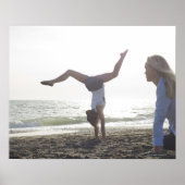 Tienermeisje speelt een turnspatje, mam poster (Voorkant)