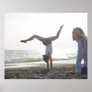 Tienermeisje speelt een turnspatje, mam poster