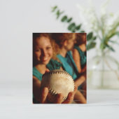 Tienermeisjes softbalteam in dugout briefkaart (Staand voorkant)