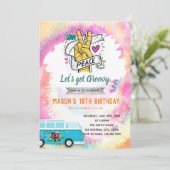 Tienkleurige groovy verjaardagsuitnodiging kaart (Staand voorkant)