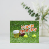 Tiennis verjaardag met bal en cadeaus op groen gra briefkaart (Staand voorkant)