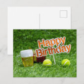 Tiennis verjaardag met bal en cadeaus op groen gra briefkaart (Voorkant / Achterkant)
