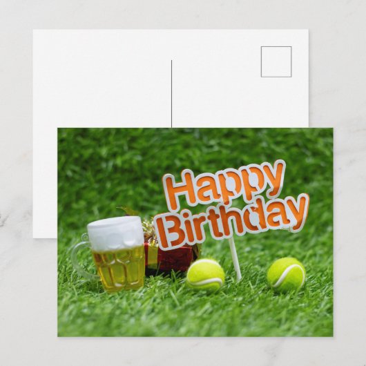 Tiennis verjaardag met bal en cadeaus op groen gra briefkaart (Voorkant / Achterkant)