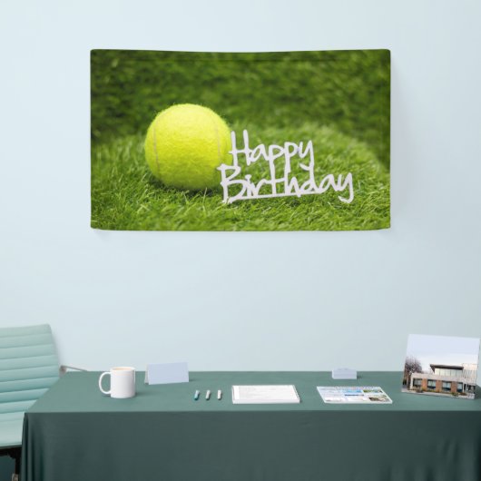 Tiennis verjaardag met bal op groen gras Happy Spandoek (Beurs)