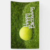 Tiennis verjaardag met bal op groen gras Happy  Spandoek (Verticaal)