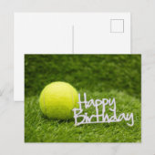Tiennis verjaardag met bal op groene graskaart briefkaart (Voorkant / Achterkant)