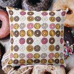 Tientallen Donuts Ontbijt Junk Food Donut Kussen<br><div class="desc">Kussen heeft een originele marker illustratie van een dozijn donuts. Perfect voor je favoriete foodie! Dit ontwerp is ook beschikbaar op andere producten. Ook zijn er tal van extra food thema illustraties verkrijgbaar bij deze winkel. Zie je niet wat je zoekt? Hulp nodig bij maatwerk? Neem contact op met Rebecca...</div>