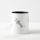 Tiffany die de mok van de patroonnaam herhaalt (Midden)