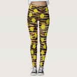 Tiger Animal Print Gold Brown Yellow Pickleball Leggings<br><div class="desc">Neem je spel mee met deze leuke pickleball-leggings met gele pickleballetjes tegen een achtergrond van een gouden bruine en zwarte tijgerafdrukpatroon. Geweldig voor dagelijks rec-spelen,  toernooi spelen of gewoon rond de stad lopen.</div>