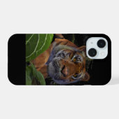 Tiger Crouching in het Oerwoud iPhone 15 Case (Achterkant horizontaal)