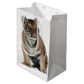 Tiger Cub in the Snow Photograph Medium Cadeauzakje (Voorkant Gekanteld)