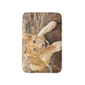 Tiger Cub neemt ademruimte op een rots Badmat (Voorkant Verticaal)